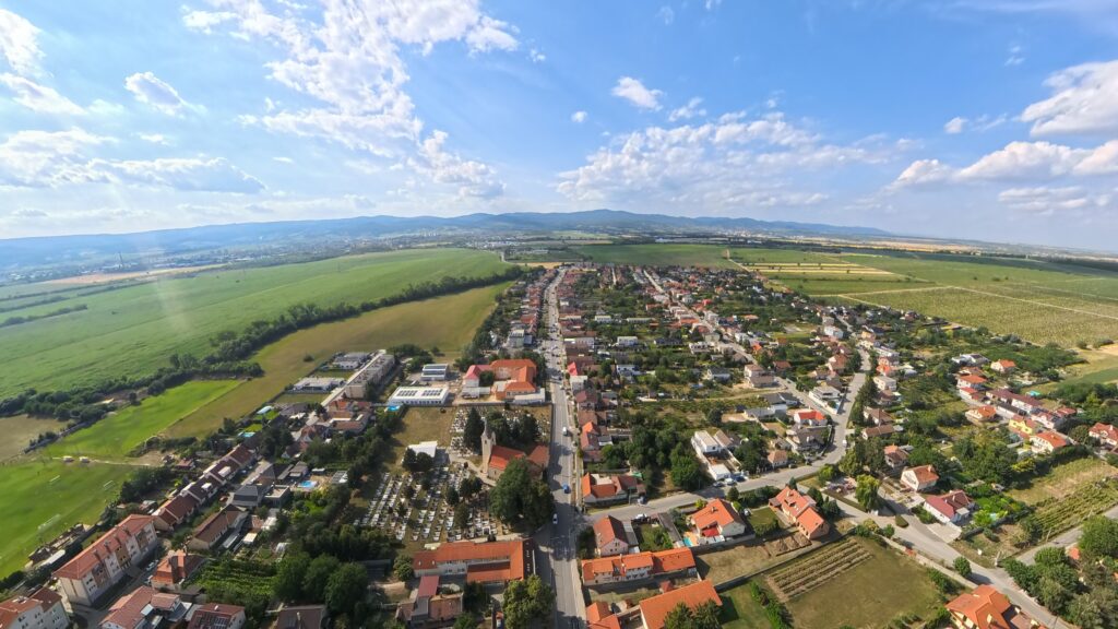 Pohľad na Viničné z dronu